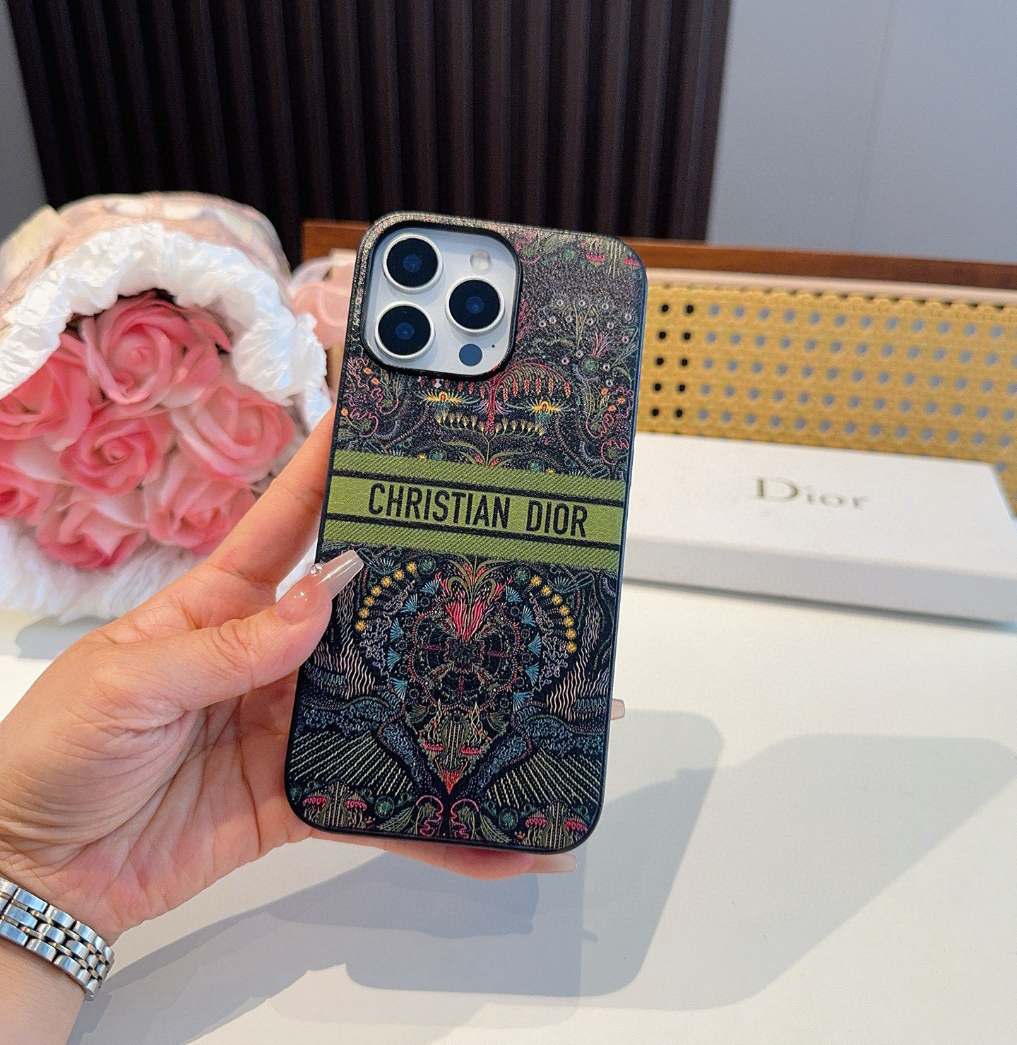 。Dior官网同步原版贴皮手机壳📱爱之光Light of love 系列手机壳 666666
型号:为