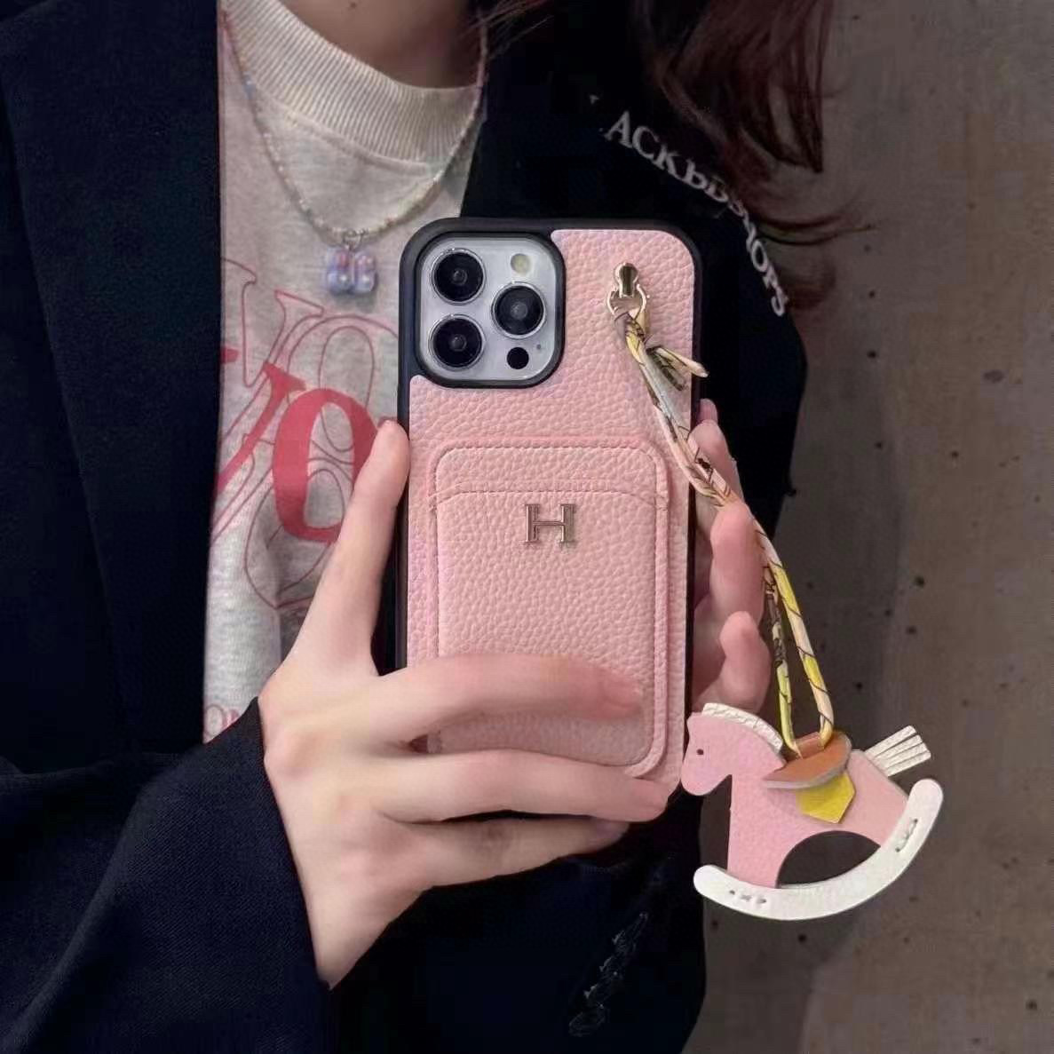 ✨😘爱马仕手机壳 •HERMES荔枝纹插卡手机壳卡包➕摇摇马挂绳
型号:为了不出现报错型号,请打开本机查