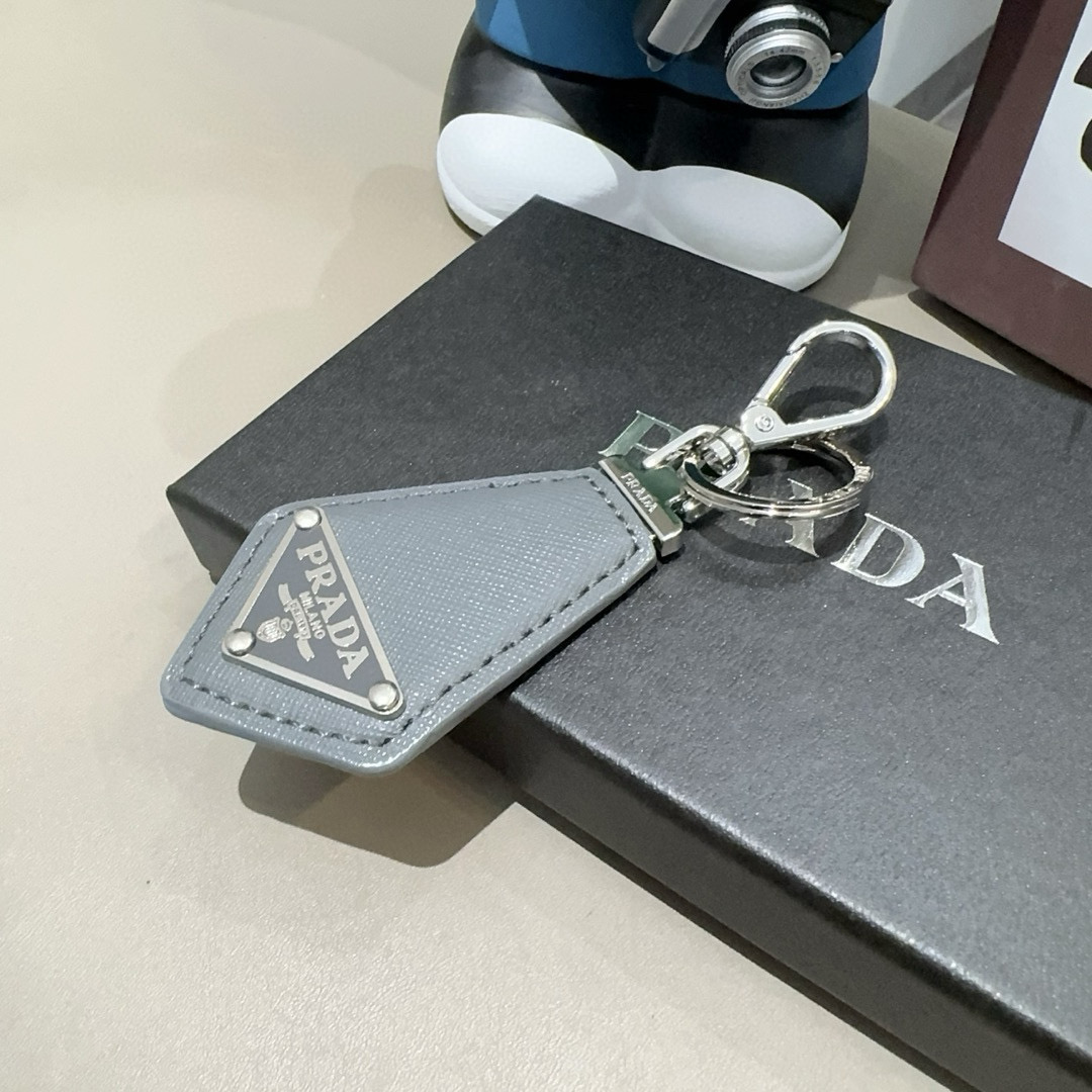  PRADA普拉达钥匙扣 皮质钥匙圈三角形LOGO徽标抛光刚扣钥匙扣挂饰 送礼物最佳选择😍