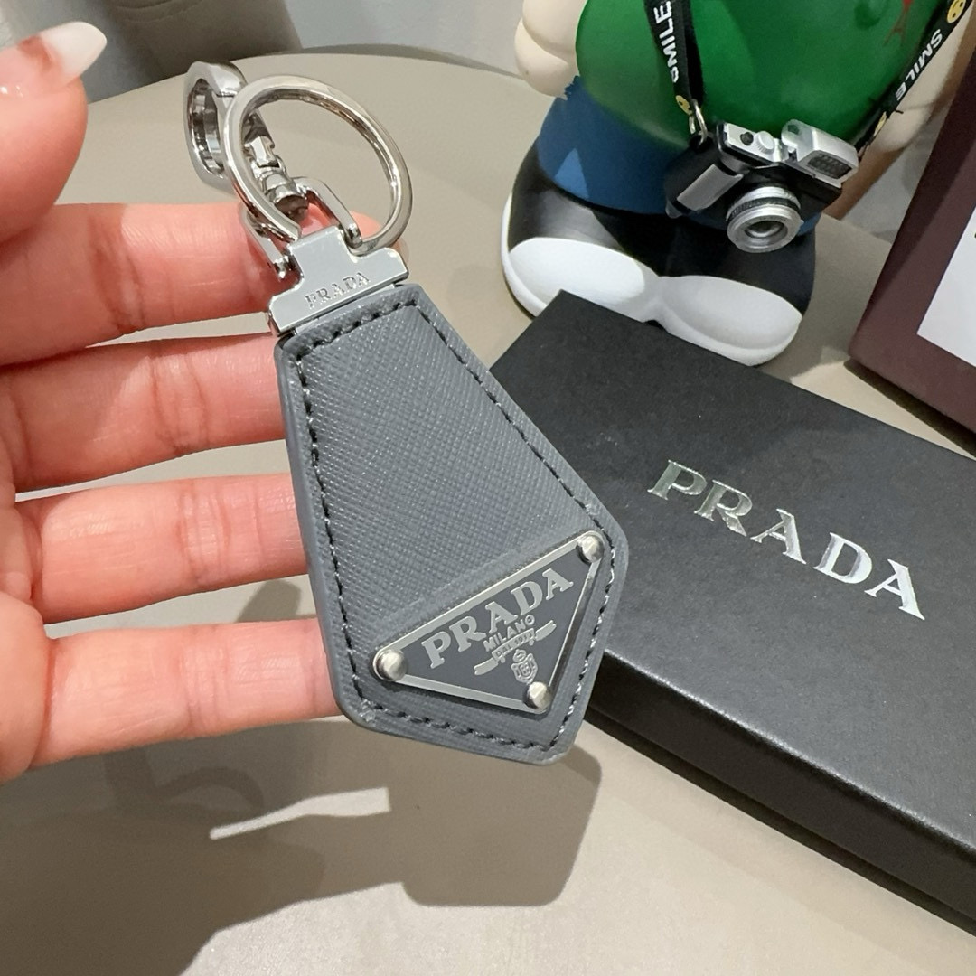  PRADA普拉达钥匙扣 皮质钥匙圈三角形LOGO徽标抛光刚扣钥匙扣挂饰 送礼物最佳选择😍