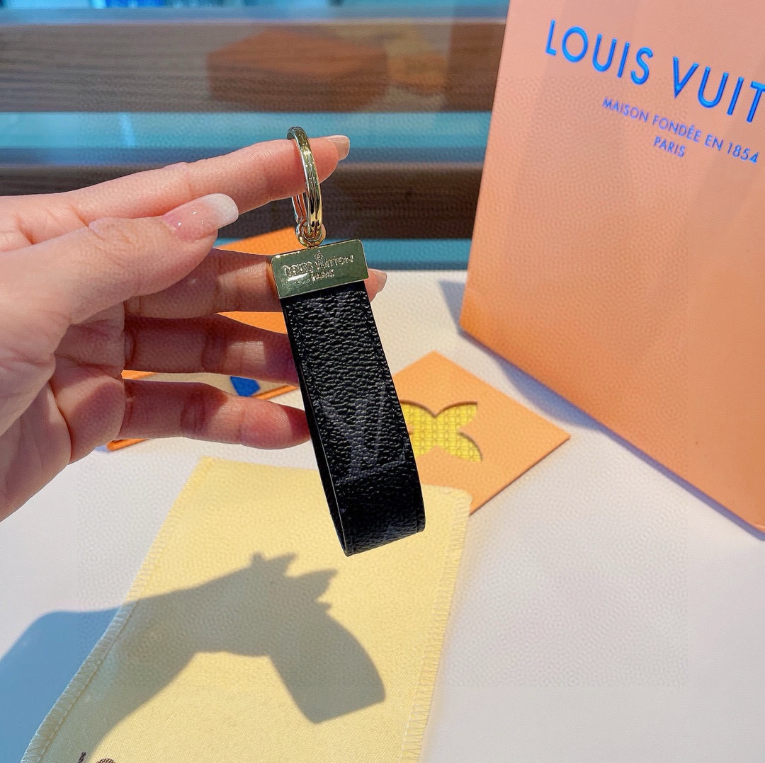  。LV 经典老花棋格钥匙扣，而且经久耐用， 是 Dragonne 钥匙扣理想的材质，可打造这款兼具实用