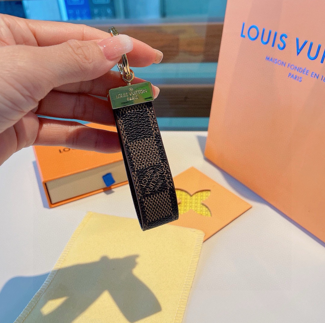  。LV 经典老花棋格钥匙扣，而且经久耐用， 是 Dragonne 钥匙扣理想的材质，可打造这款兼具实用