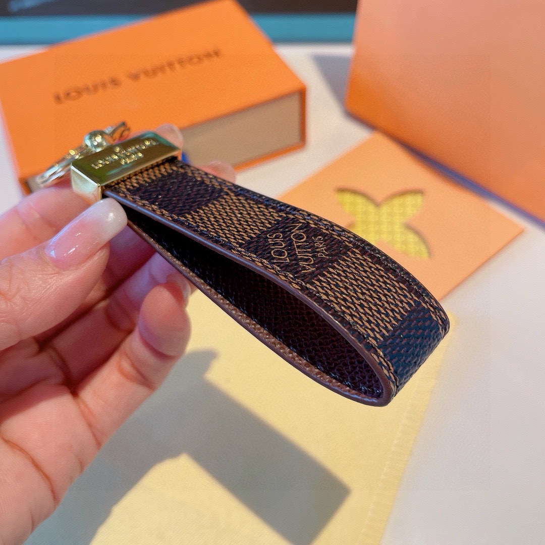  。LV 经典老花棋格钥匙扣，而且经久耐用， 是 Dragonne 钥匙扣理想的材质，可打造这款兼具实用