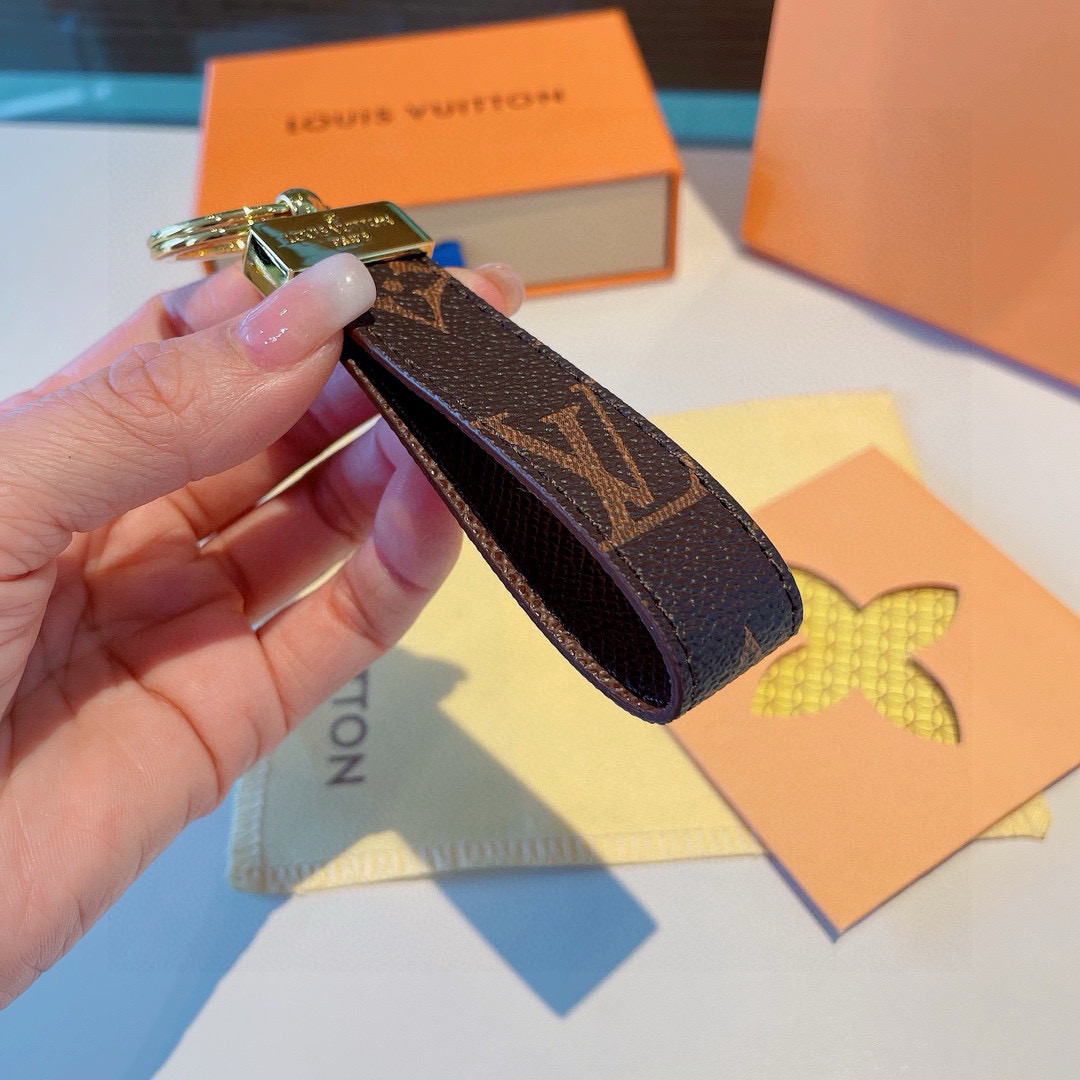  。LV 经典老花棋格钥匙扣，而且经久耐用， 是 Dragonne 钥匙扣理想的材质，可打造这款兼具实用