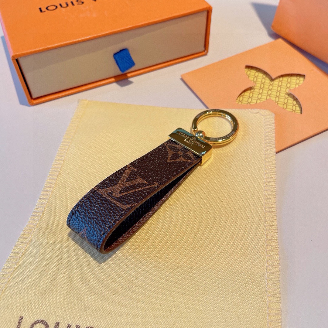  。LV 经典老花棋格钥匙扣，而且经久耐用， 是 Dragonne 钥匙扣理想的材质，可打造这款兼具实用