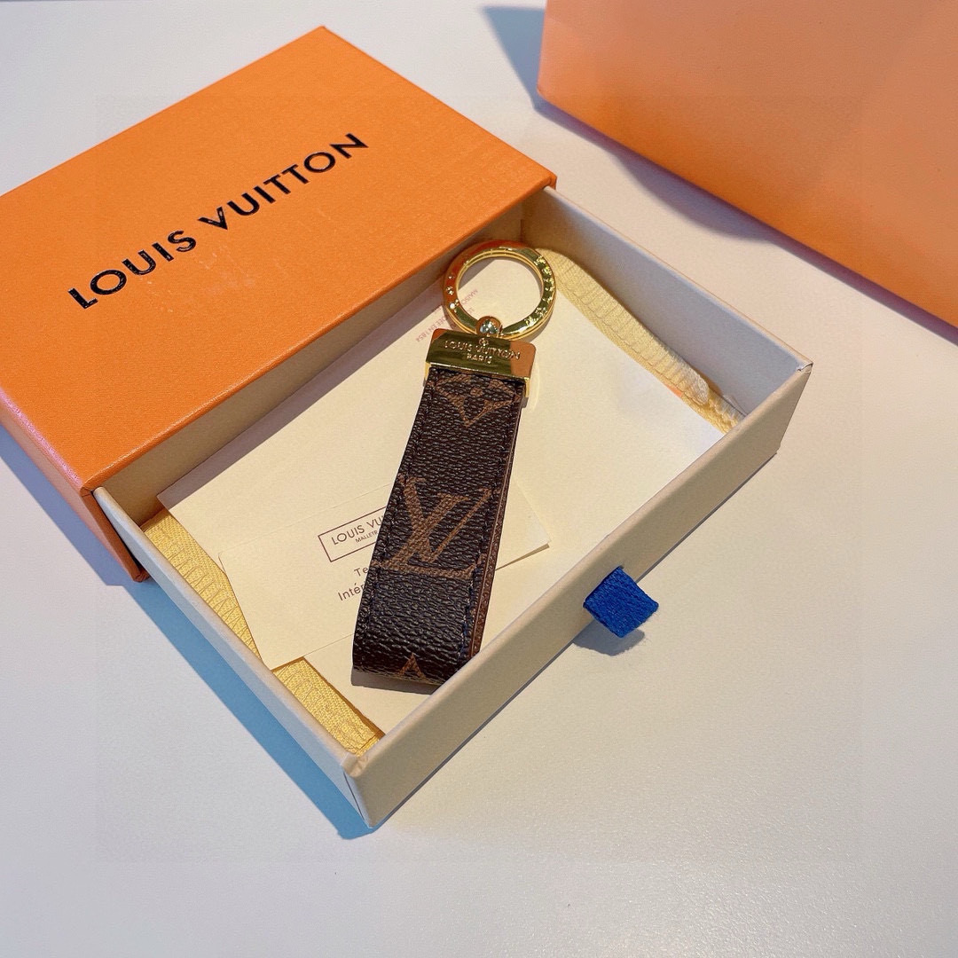  。LV 经典老花棋格钥匙扣，而且经久耐用， 是 Dragonne 钥匙扣理想的材质，可打造这款兼具实用