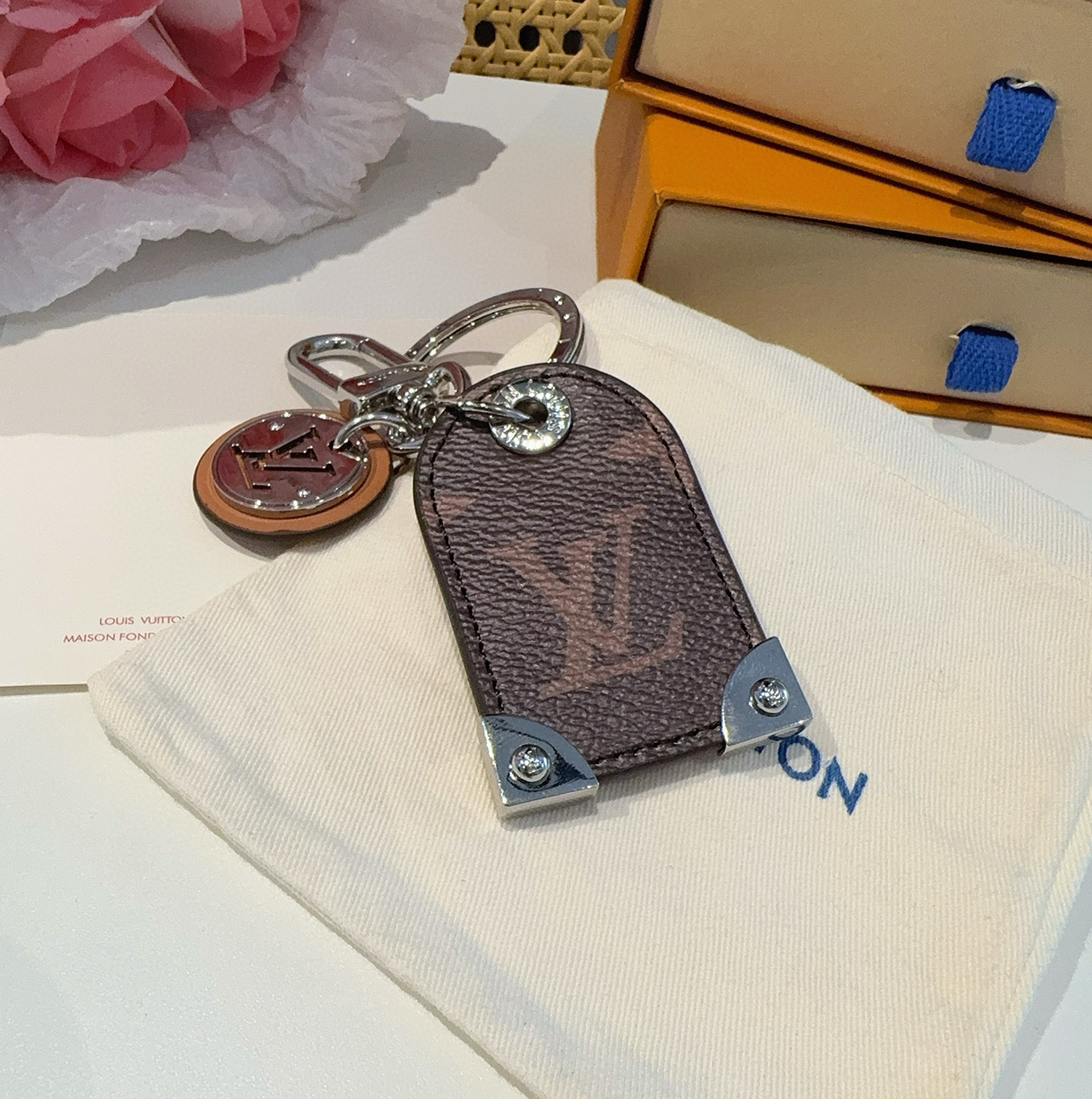 
 。 路易威登LV钥匙扣挂件M64180  Travel Tag包饰与钥匙扣彰显游牧精神，向路易威登制