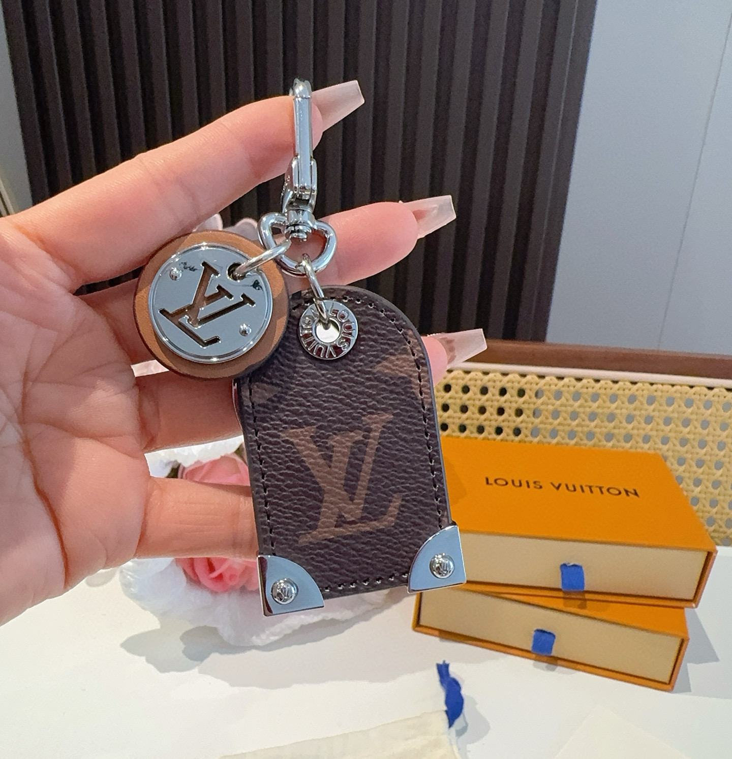 
 。 路易威登LV钥匙扣挂件M64180  Travel Tag包饰与钥匙扣彰显游牧精神，向路易威登制