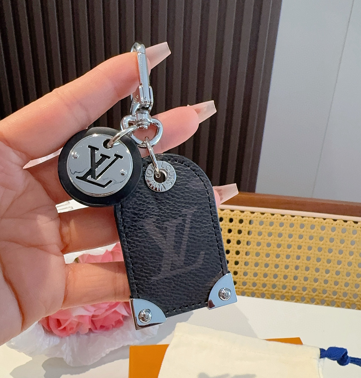 
 。 路易威登LV钥匙扣挂件M64180  Travel Tag包饰与钥匙扣彰显游牧精神，向路易威登制