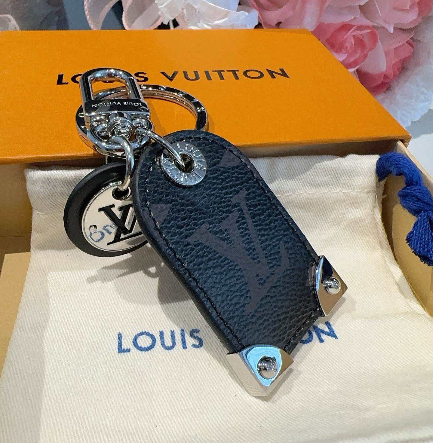 
 。 路易威登LV钥匙扣挂件M64180  Travel Tag包饰与钥匙扣彰显游牧精神，向路易威登制