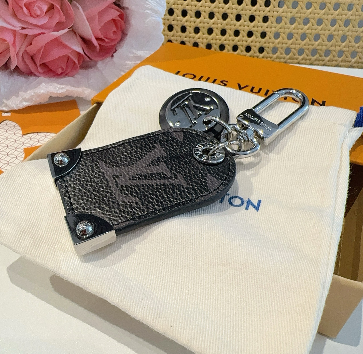 
 。 路易威登LV钥匙扣挂件M64180  Travel Tag包饰与钥匙扣彰显游牧精神，向路易威登制
