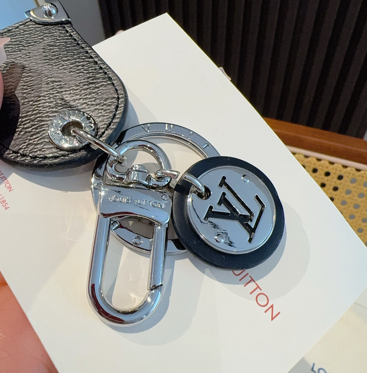 
 。 路易威登LV钥匙扣挂件M64180  Travel Tag包饰与钥匙扣彰显游牧精神，向路易威登制