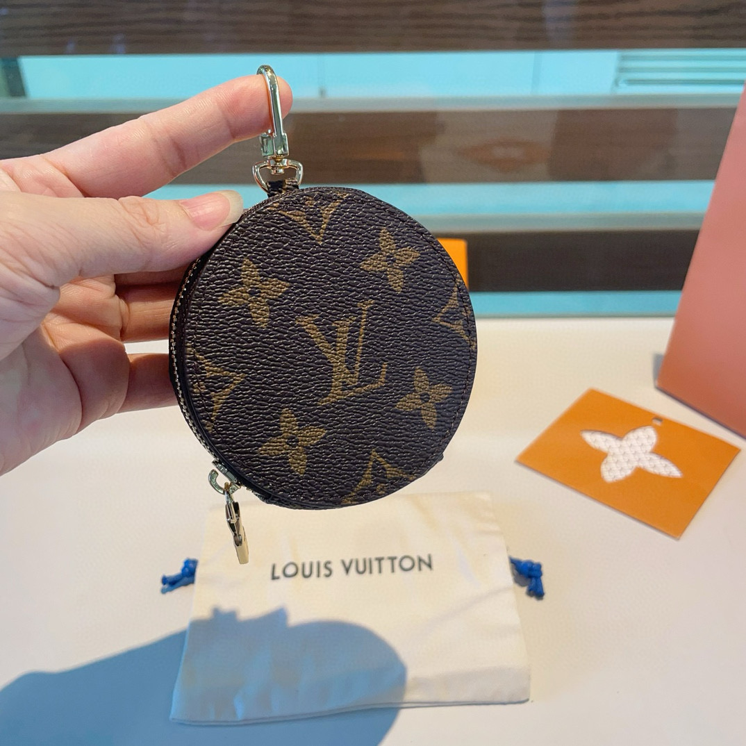  。Louis Vuitton老花包包挂饰、小零钱包。Lv包饰挂件钥匙扣、独家原单货，标志性老花超级百搭