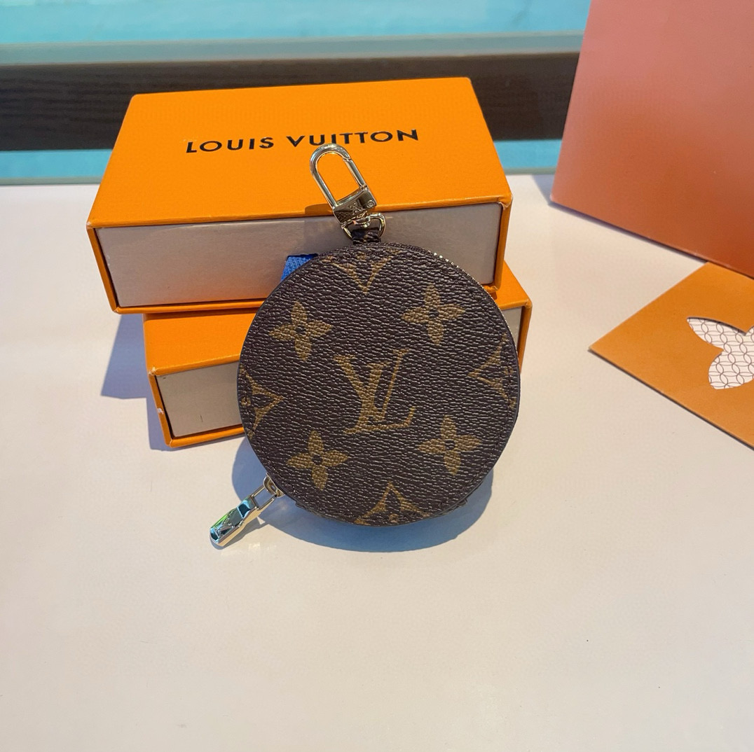  。Louis Vuitton老花包包挂饰、小零钱包。Lv包饰挂件钥匙扣、独家原单货，标志性老花超级百搭