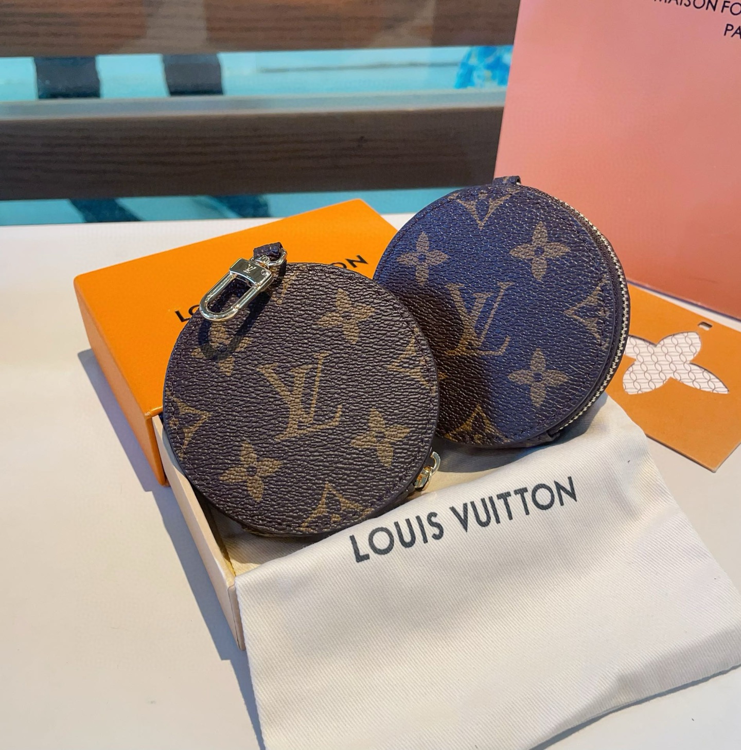  。Louis Vuitton老花包包挂饰、小零钱包。Lv包饰挂件钥匙扣、独家原单货，标志性老花超级百搭