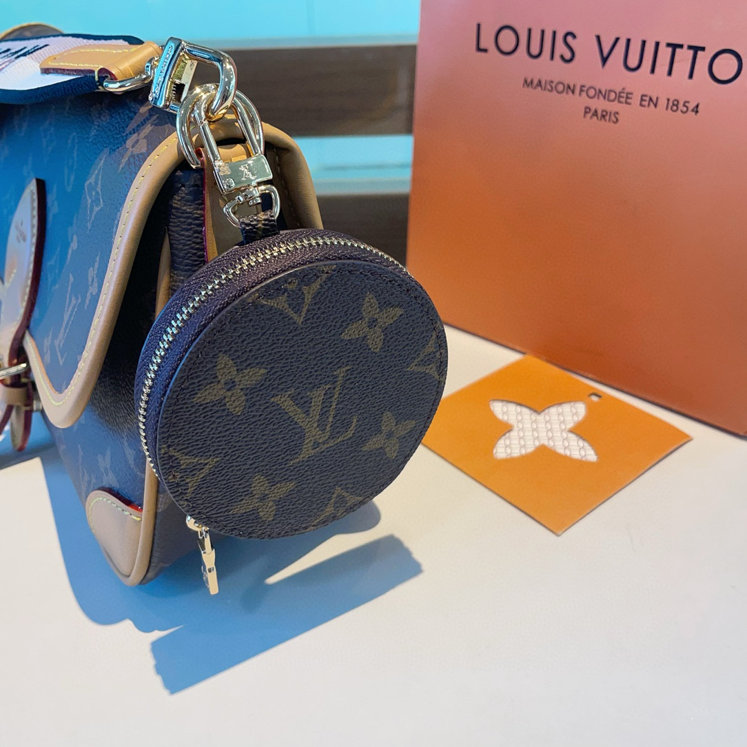  。Louis Vuitton老花包包挂饰、小零钱包。Lv包饰挂件钥匙扣、独家原单货，标志性老花超级百搭