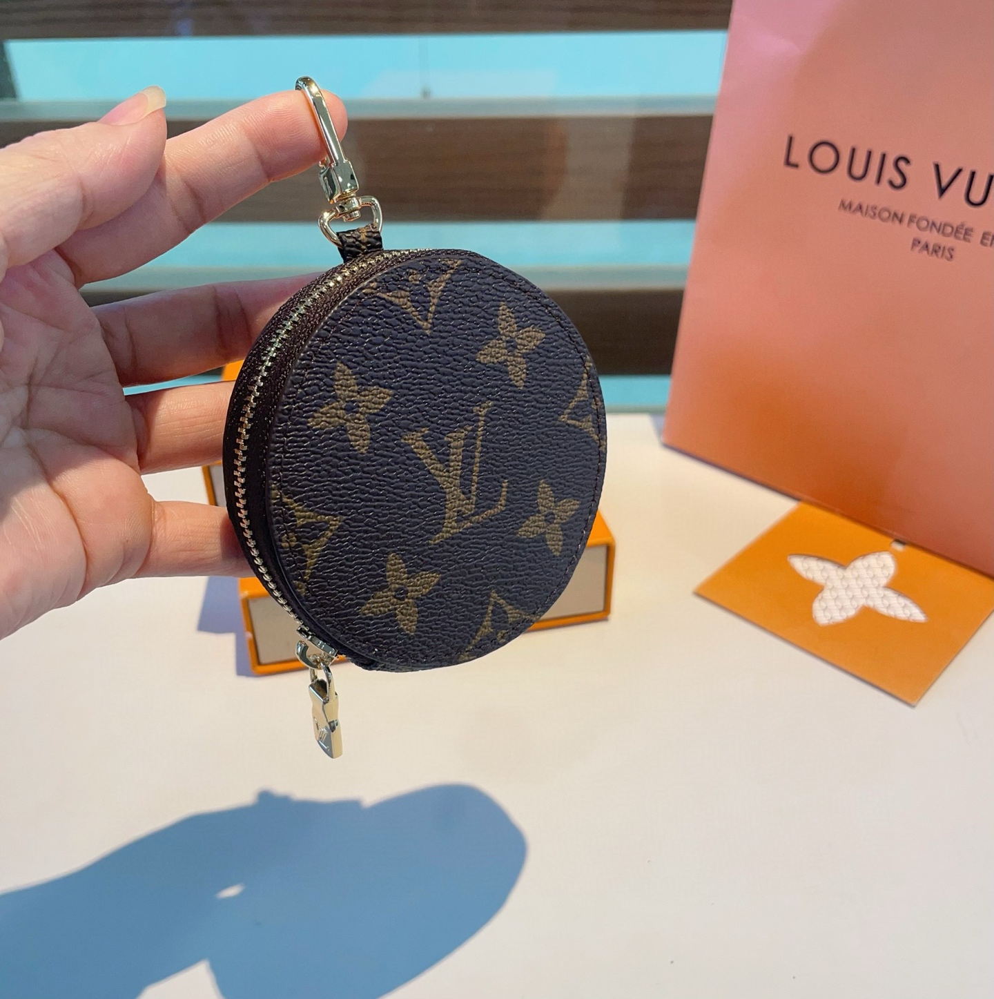  。Louis Vuitton老花包包挂饰、小零钱包。Lv包饰挂件钥匙扣、独家原单货，标志性老花超级百搭