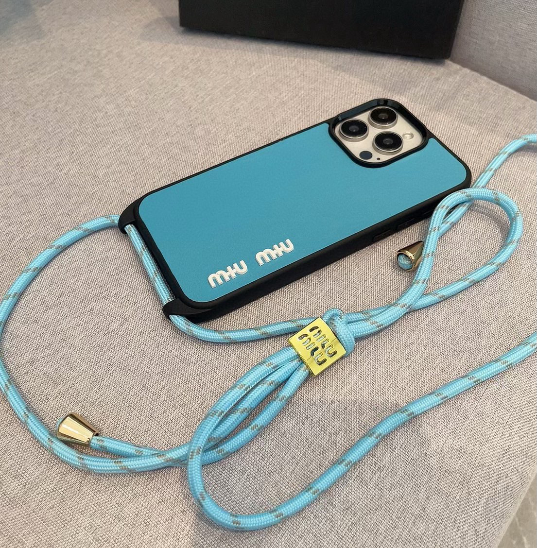 miumiu新款手机壳 官网同步更新 炫彩绳斜挎手机壳 带专柜同款金属扣
型号:为了不出现报错型号,请