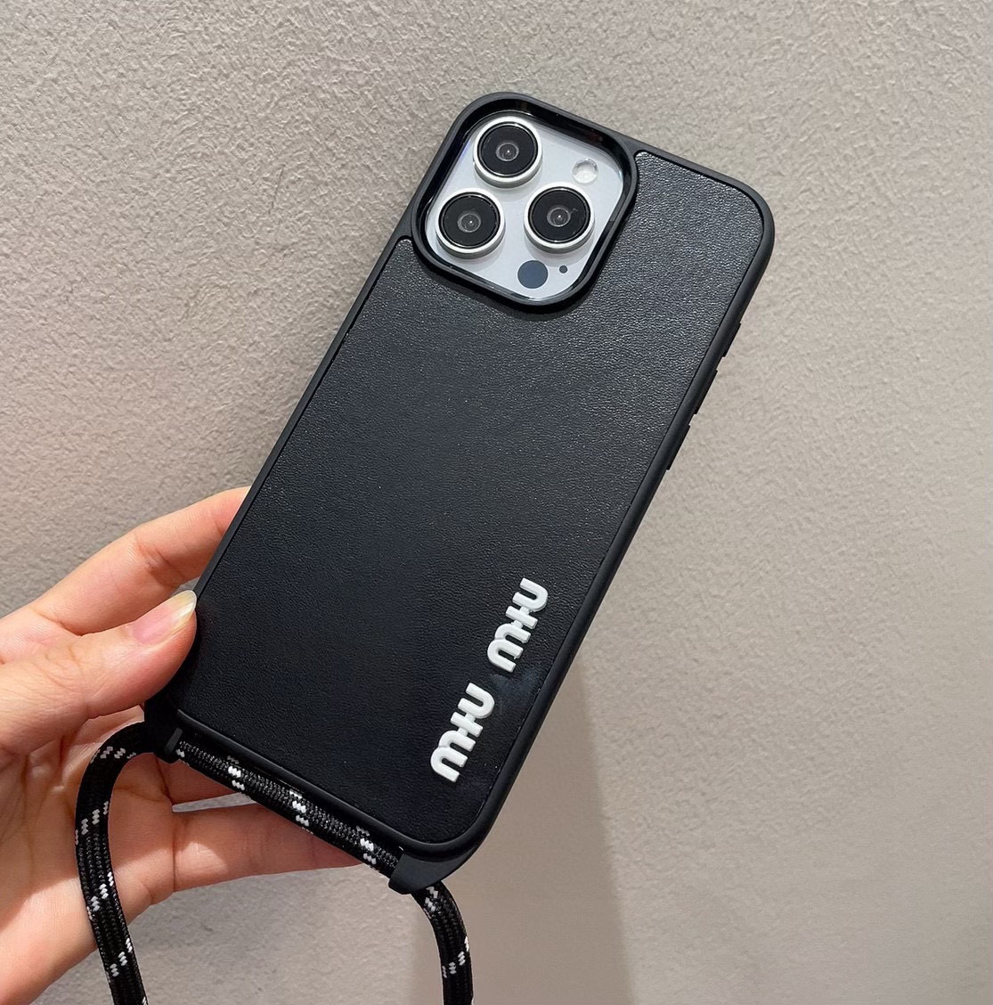 miumiu新款手机壳 官网同步更新 炫彩绳斜挎手机壳 带专柜同款金属扣
型号:为了不出现报错型号,请
