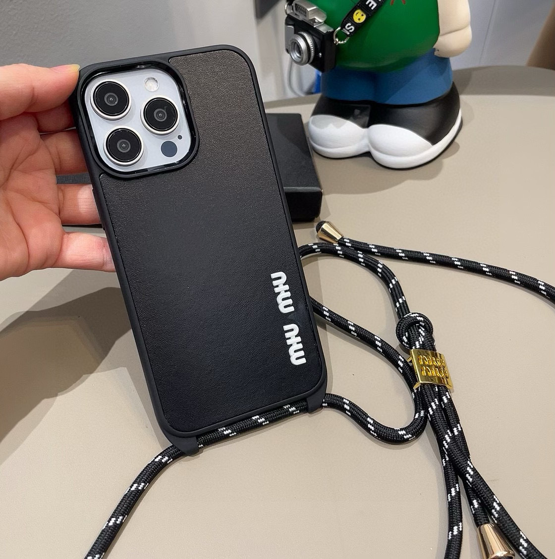 miumiu新款手机壳 官网同步更新 炫彩绳斜挎手机壳 带专柜同款金属扣
型号:为了不出现报错型号,请