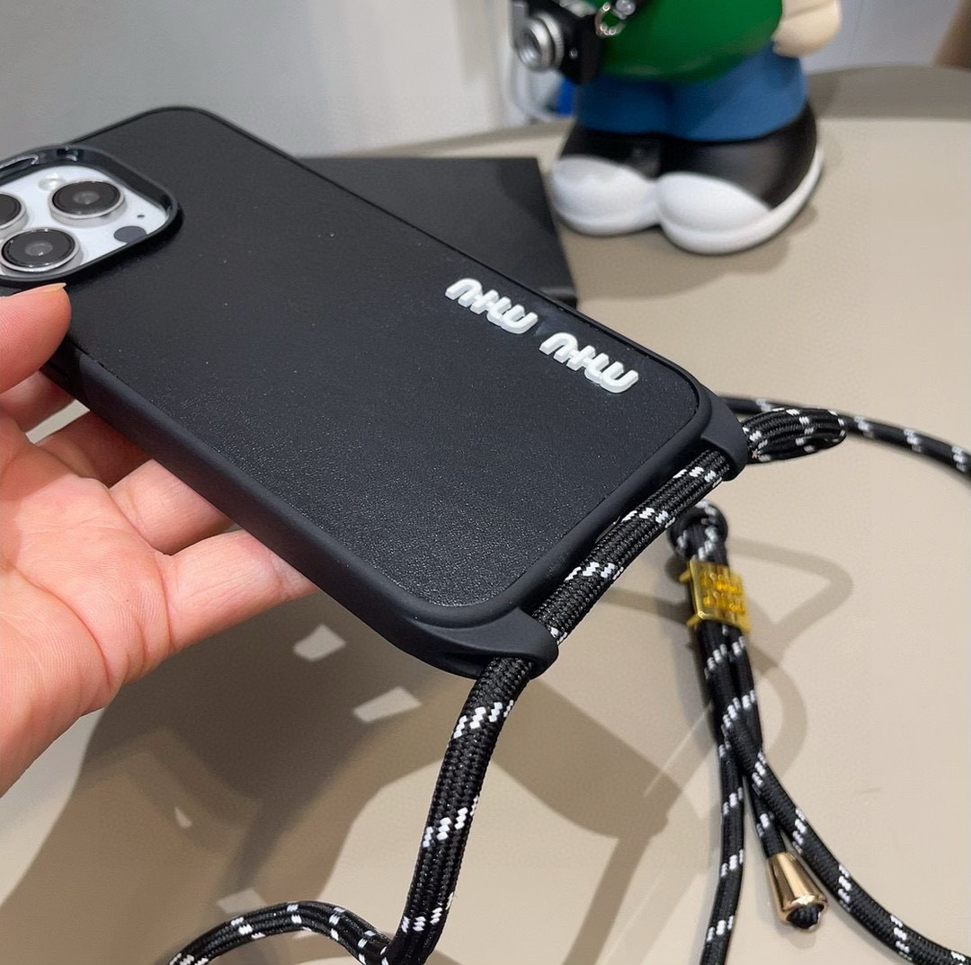 miumiu新款手机壳 官网同步更新 炫彩绳斜挎手机壳 带专柜同款金属扣
型号:为了不出现报错型号,请