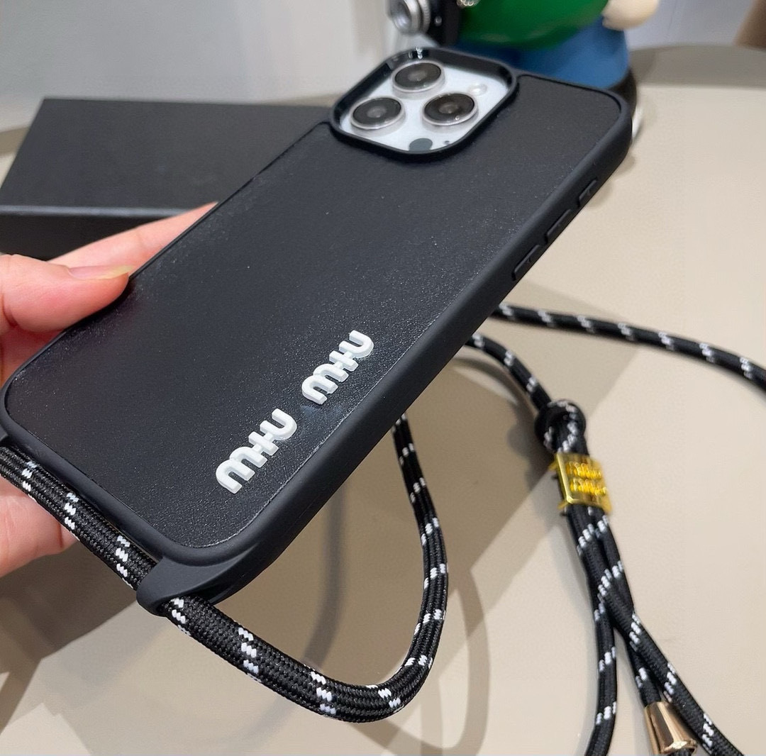 miumiu新款手机壳 官网同步更新 炫彩绳斜挎手机壳 带专柜同款金属扣
型号:为了不出现报错型号,请