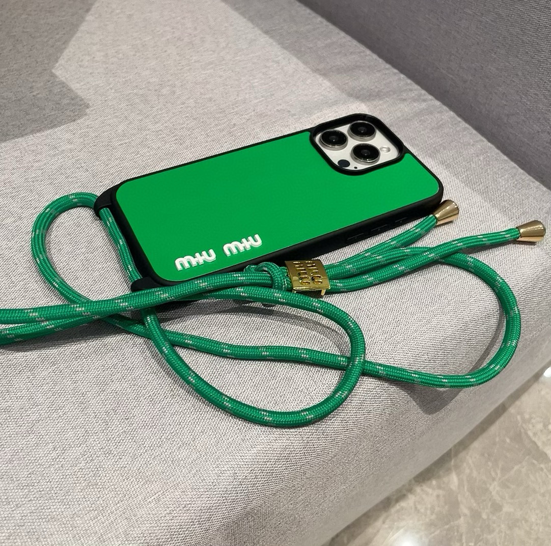 miumiu新款手机壳 官网同步更新 炫彩绳斜挎手机壳 带专柜同款金属扣
型号:为了不出现报错型号,请