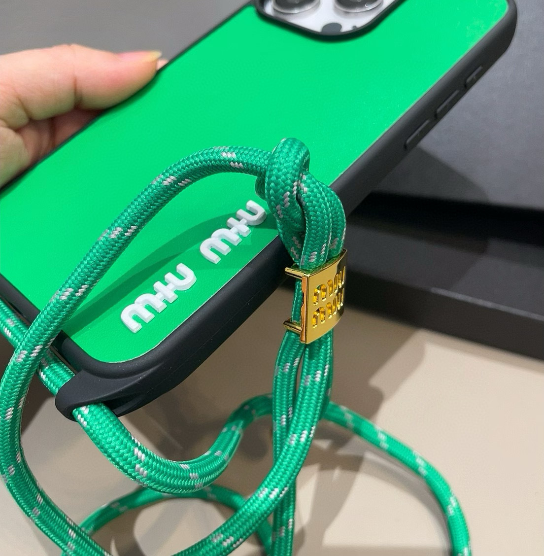 miumiu新款手机壳 官网同步更新 炫彩绳斜挎手机壳 带专柜同款金属扣
型号:为了不出现报错型号,请