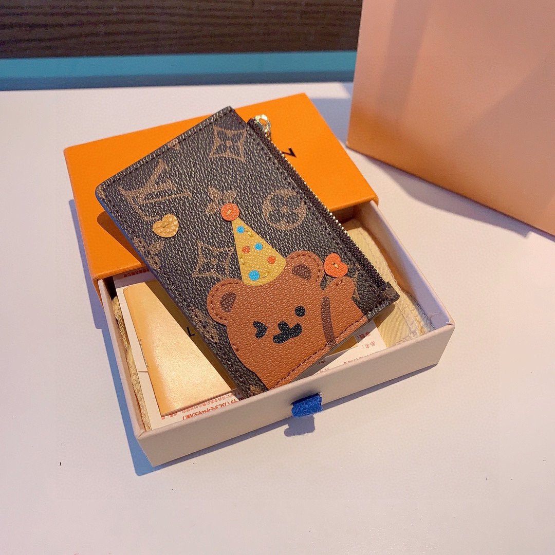  。独家新品LV卡通老花卡包，经典老花零钱包，圣诞熊🐻 小柴犬、米妮乔巴唐老鸭卡包零钱包两用，超纤材质 