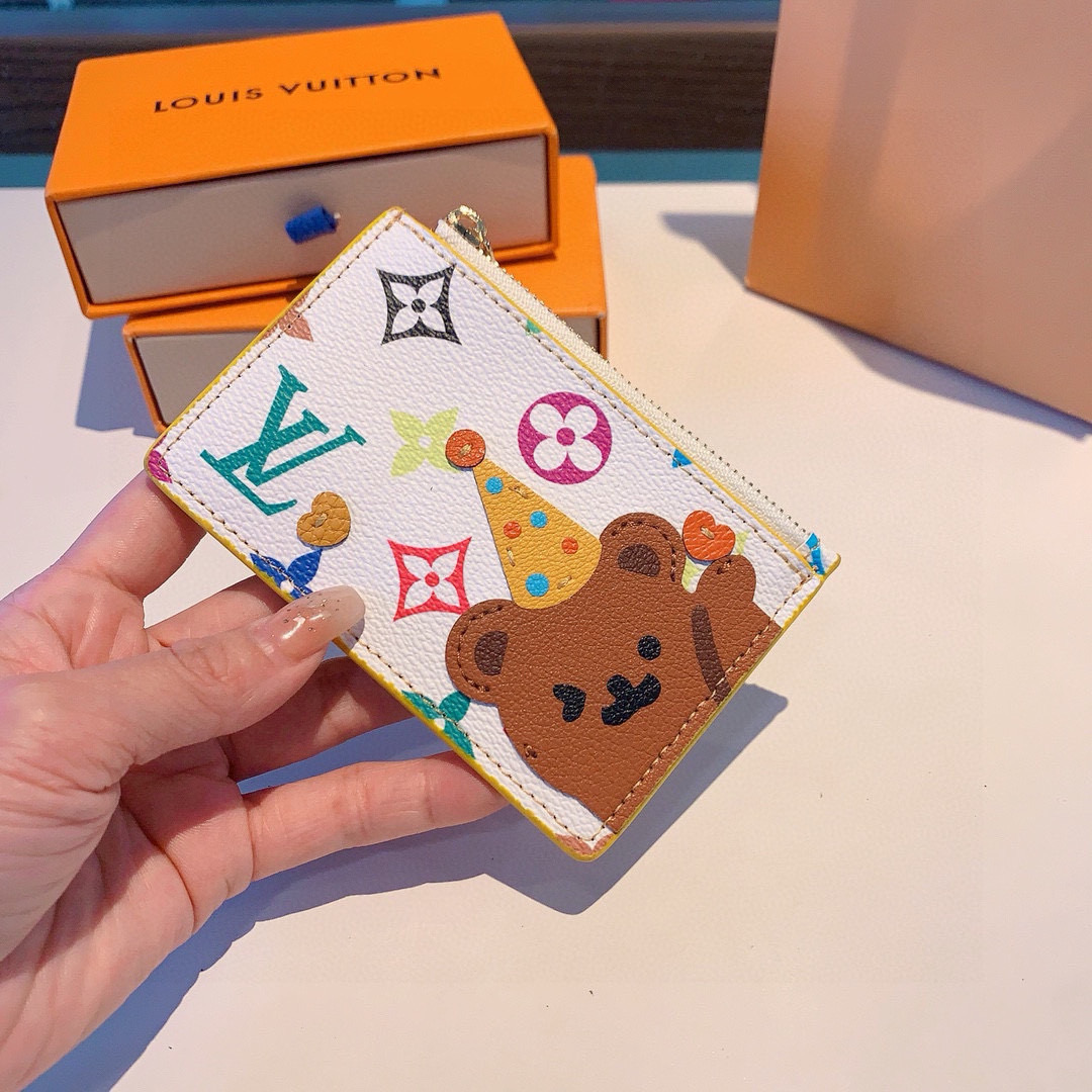  。独家新品LV卡通老花卡包，经典老花零钱包，圣诞熊🐻 小柴犬、米妮乔巴唐老鸭卡包零钱包两用，超纤材质 