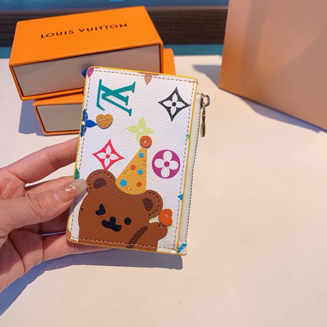  。独家新品LV卡通老花卡包，经典老花零钱包，圣诞熊🐻 小柴犬、米妮乔巴唐老鸭卡包零钱包两用，超纤材质 