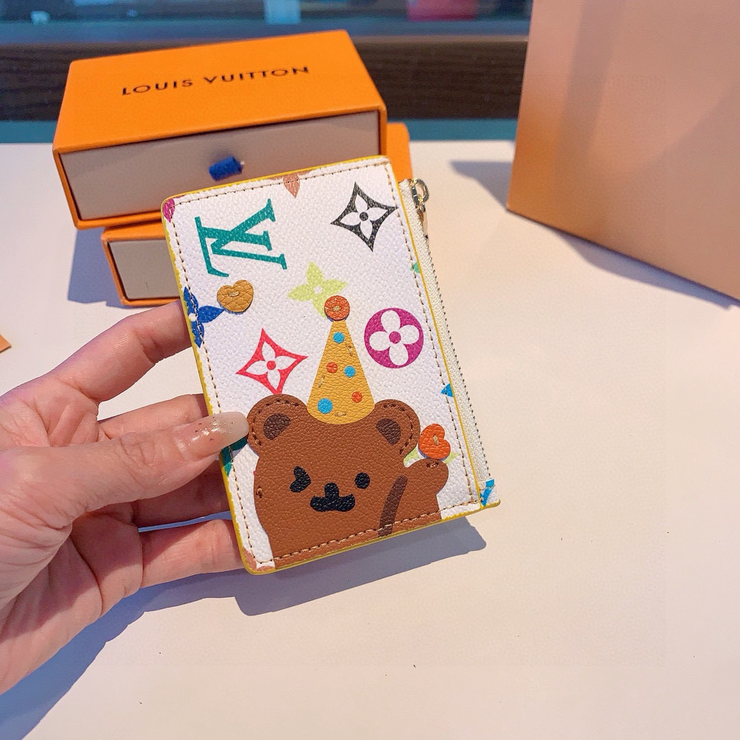  。独家新品LV卡通老花卡包，经典老花零钱包，圣诞熊🐻 小柴犬、米妮乔巴唐老鸭卡包零钱包两用，超纤材质 