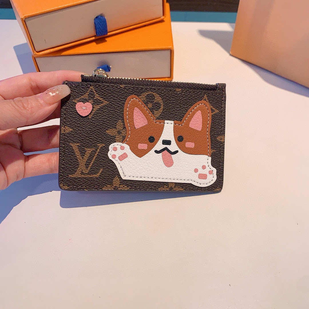  。独家新品LV卡通老花卡包，经典老花零钱包，圣诞熊🐻 小柴犬、米妮乔巴唐老鸭卡包零钱包两用，超纤材质 