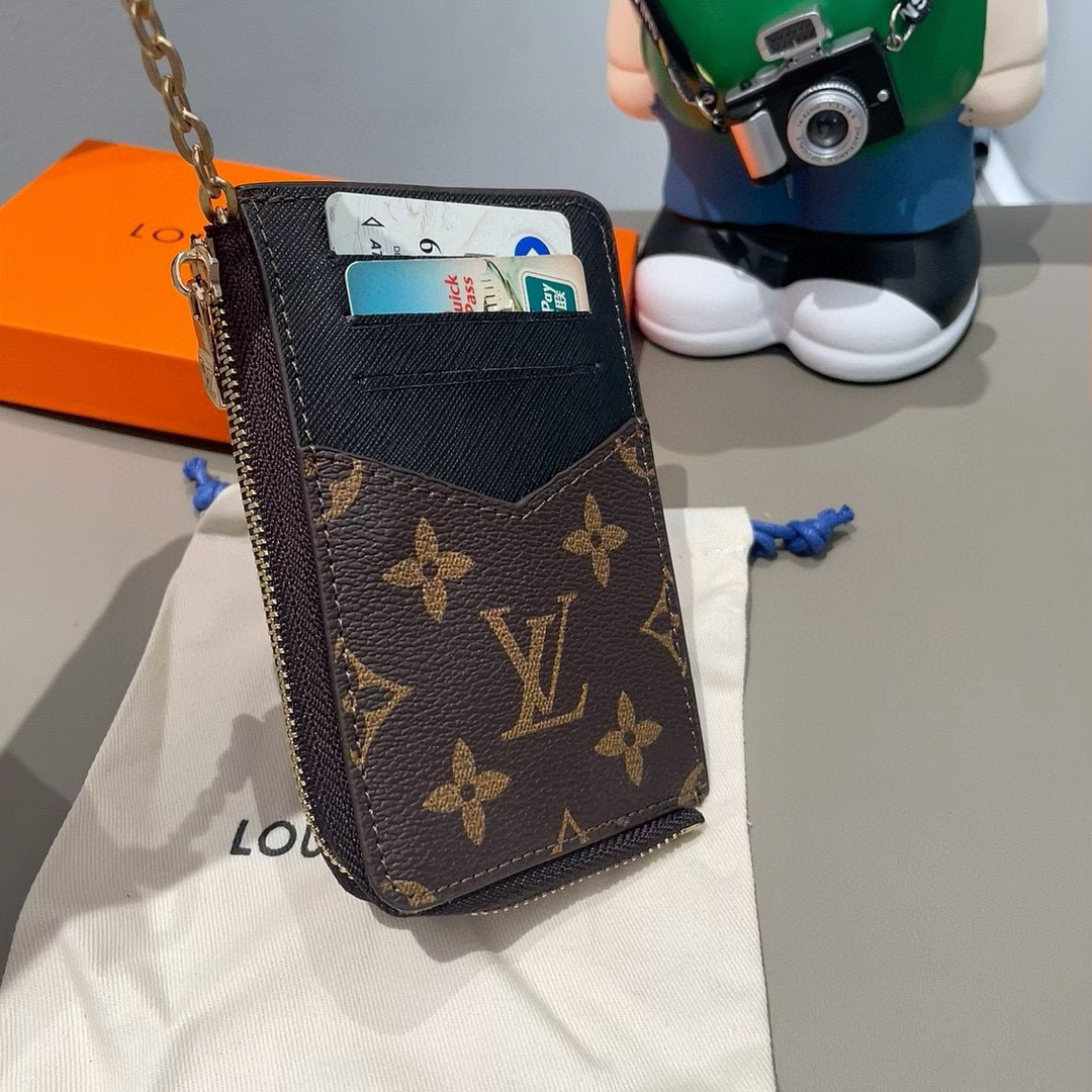  。独家新品LV经典老花卡包，包包挂饰 多功能零钱包钥匙扣，超纤材质 多个卡位