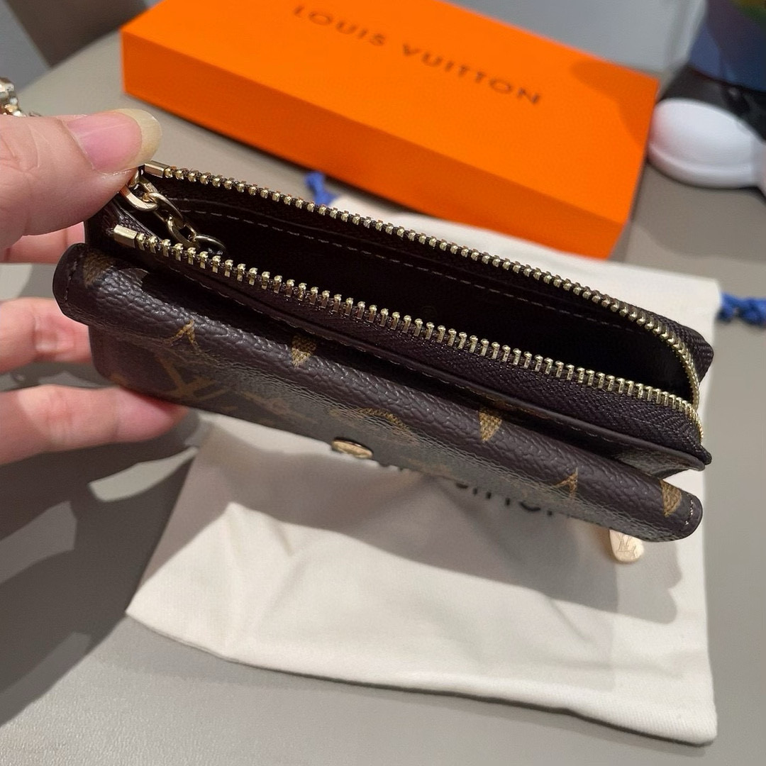  。独家新品LV经典老花卡包，包包挂饰 多功能零钱包钥匙扣，超纤材质 多个卡位