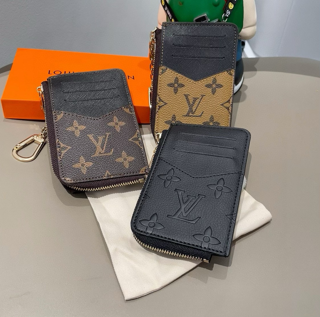 。独家新品LV经典老花卡包，包包挂饰 多功能零钱包钥匙扣，超纤材质 多个卡位