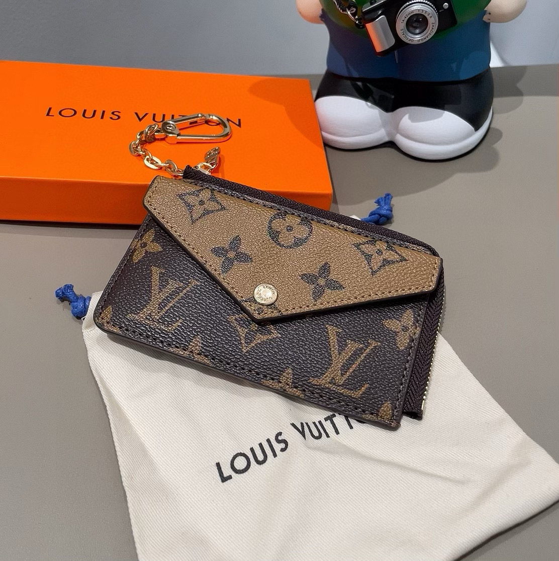  。独家新品LV经典老花卡包，包包挂饰 多功能零钱包钥匙扣，超纤材质 多个卡位