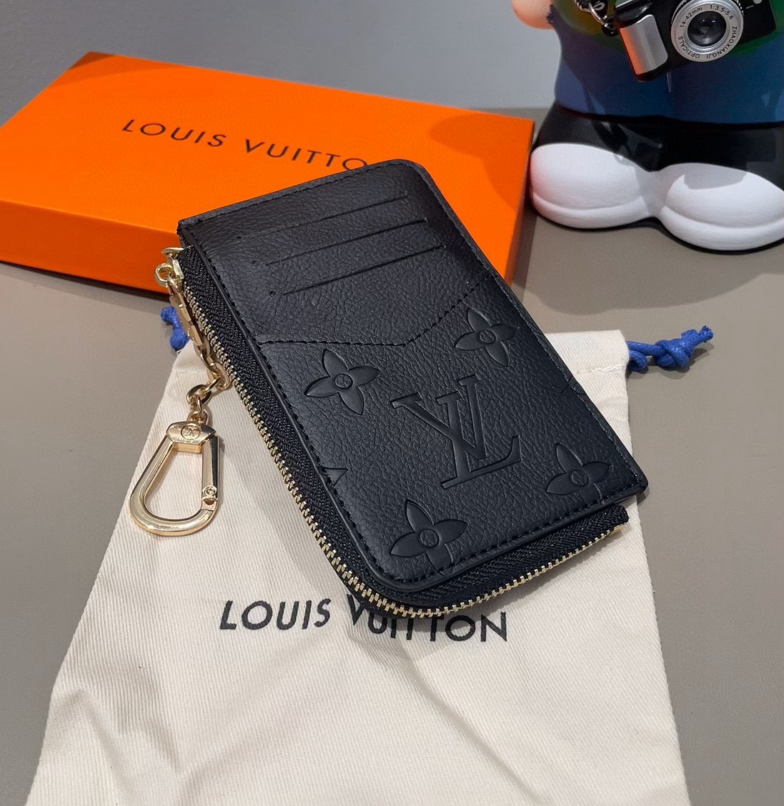  。独家新品LV经典老花卡包，包包挂饰 多功能零钱包钥匙扣，超纤材质 多个卡位