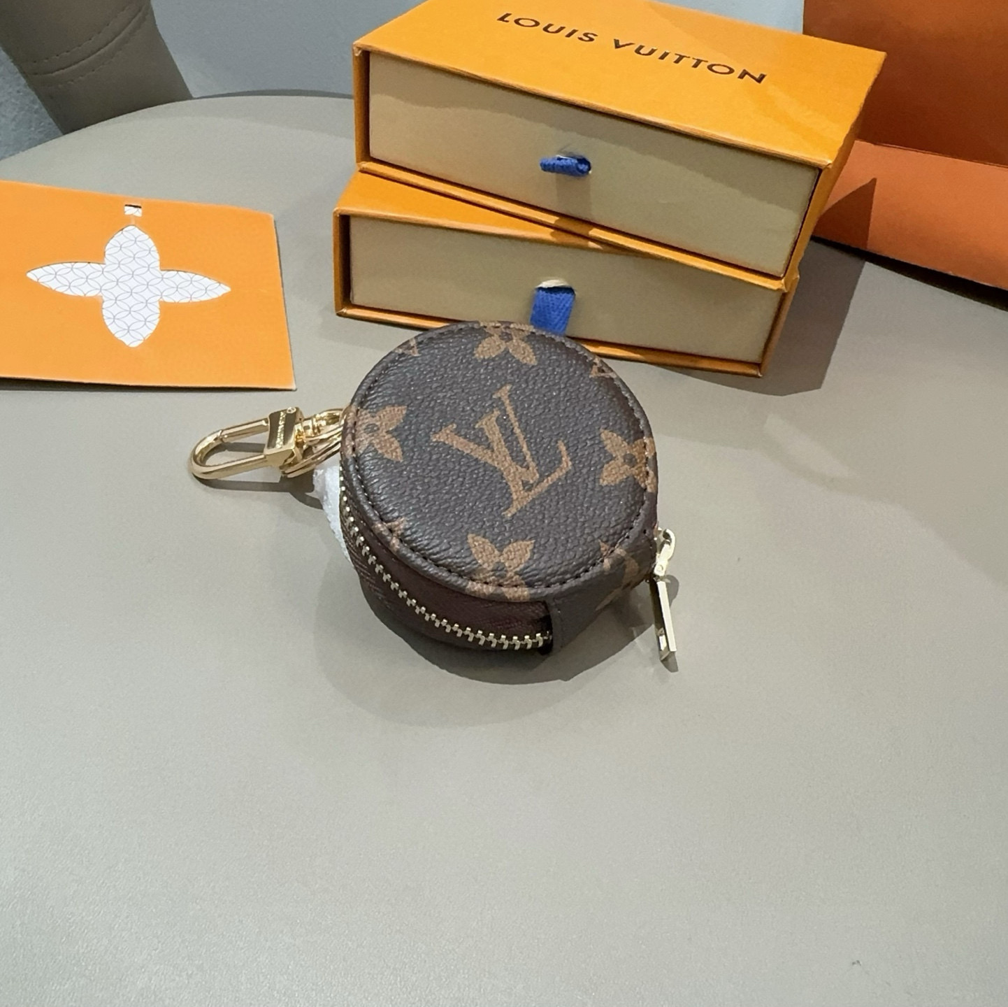  。LV经典老花/棋格蓝牙耳机包搭配钥匙扣，通用型耳机包，挂饰 既可以放心爱耳的机还可以美美挂包在包上、