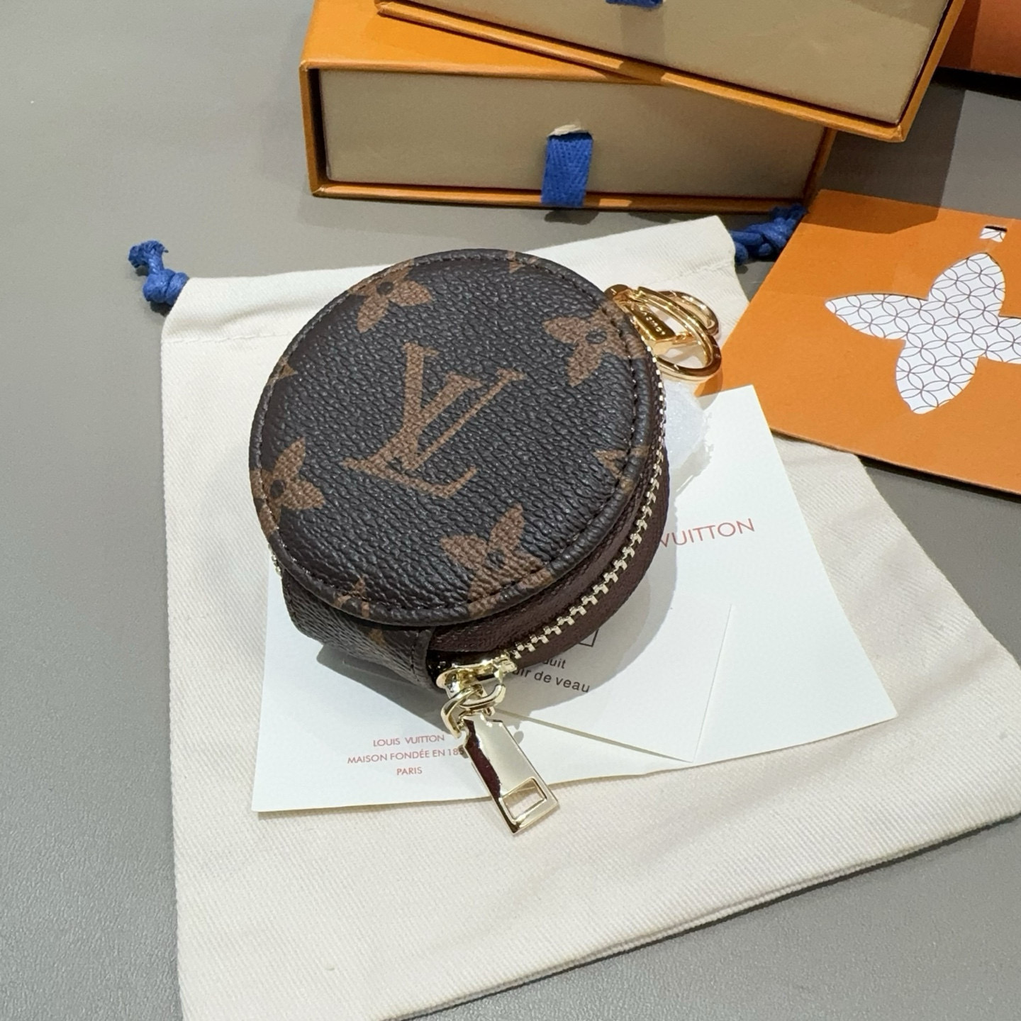  。LV经典老花/棋格蓝牙耳机包搭配钥匙扣，通用型耳机包，挂饰 既可以放心爱耳的机还可以美美挂包在包上、