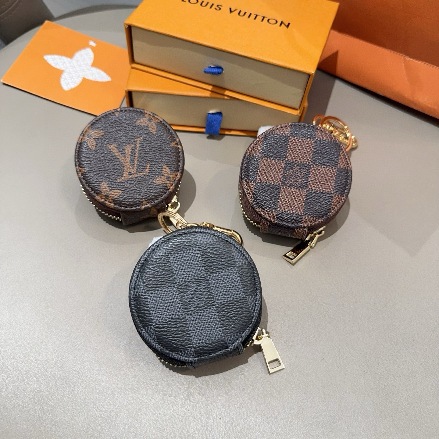  。LV经典老花/棋格蓝牙耳机包搭配钥匙扣，通用型耳机包，挂饰 既可以放心爱耳的机还可以美美挂包在包上、