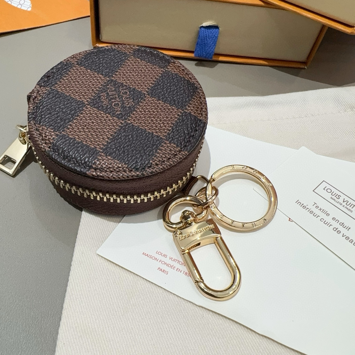  。LV经典老花/棋格蓝牙耳机包搭配钥匙扣，通用型耳机包，挂饰 既可以放心爱耳的机还可以美美挂包在包上、