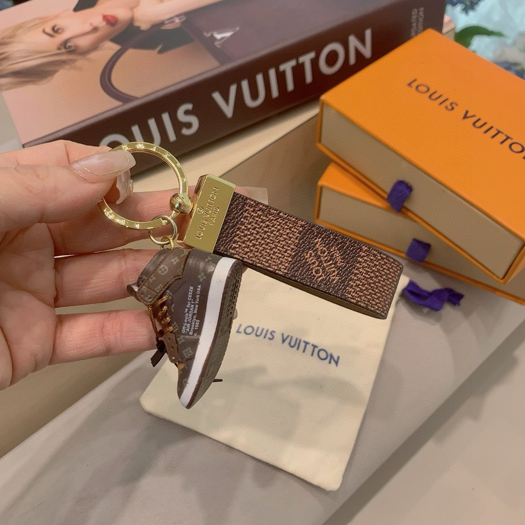  。LV经典老花棋格钥匙扣  钥匙扣➕联名nike迷你鞋子挂件时尚个性！车钥匙挂件 包包挂件配饰
Mon