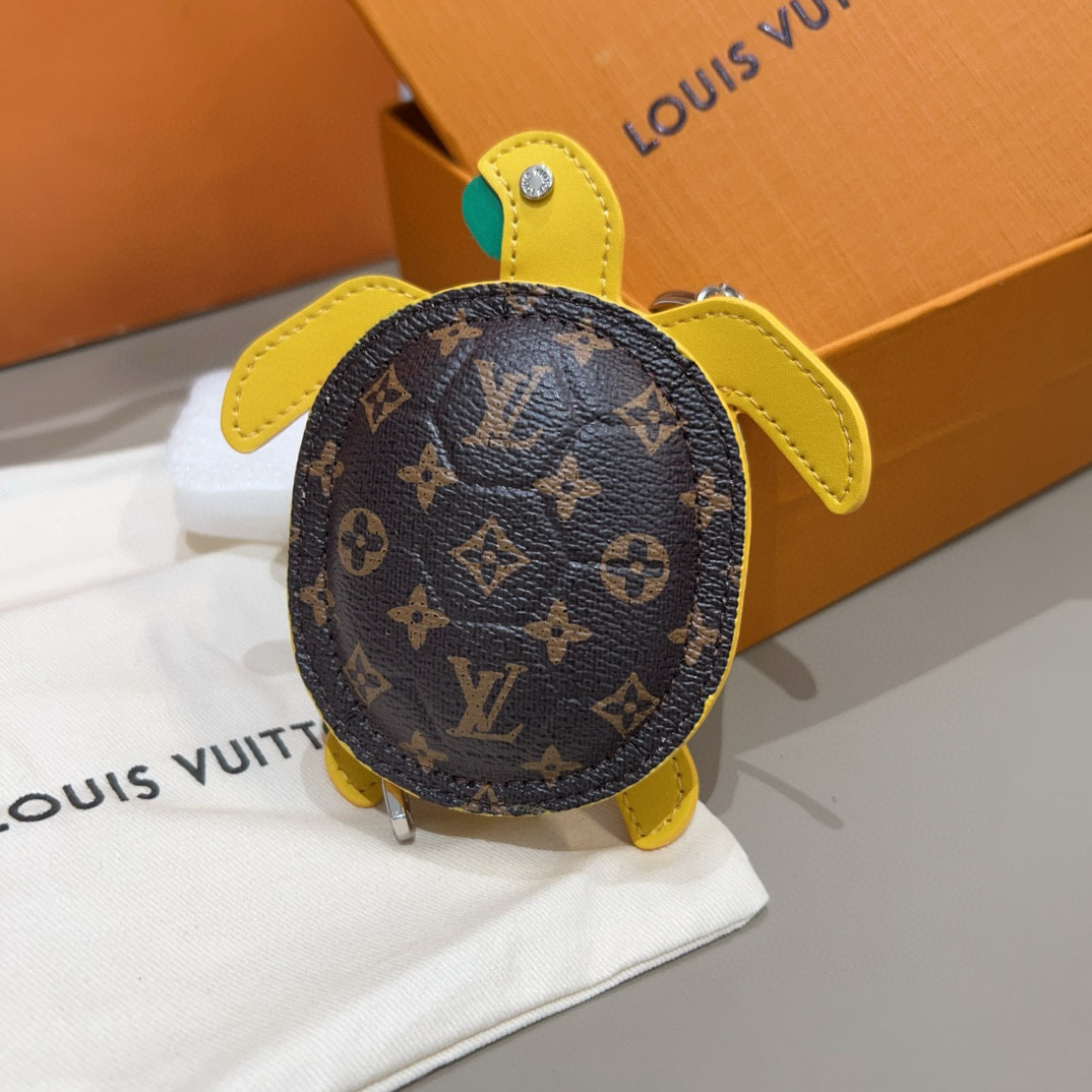  。官网新品M01471Louis Vuitton 路易威登海龟🐢乌龟包钥匙扣挂件 LV蓝牙耳机包 Tu
