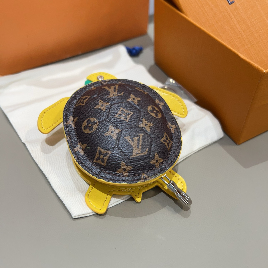  。官网新品M01471Louis Vuitton 路易威登海龟🐢乌龟包钥匙扣挂件 LV蓝牙耳机包 Tu