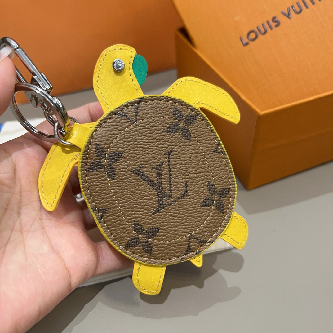  。官网新品M01471Louis Vuitton 路易威登海龟🐢乌龟包钥匙扣挂件 LV蓝牙耳机包 Tu