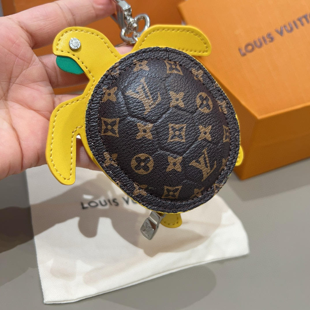  。官网新品M01471Louis Vuitton 路易威登海龟🐢乌龟包钥匙扣挂件 LV蓝牙耳机包 Tu