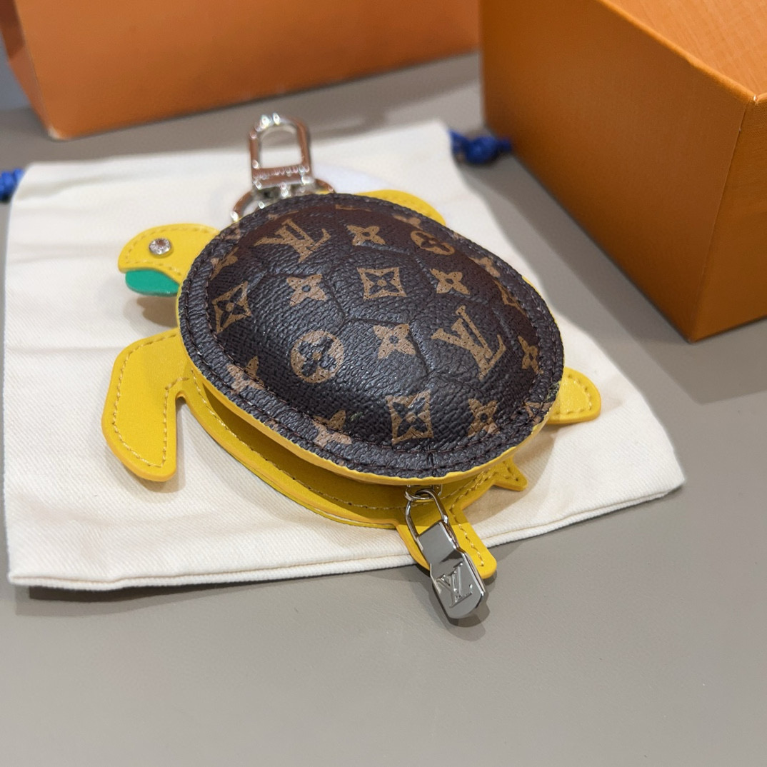  。官网新品M01471Louis Vuitton 路易威登海龟🐢乌龟包钥匙扣挂件 LV蓝牙耳机包 Tu