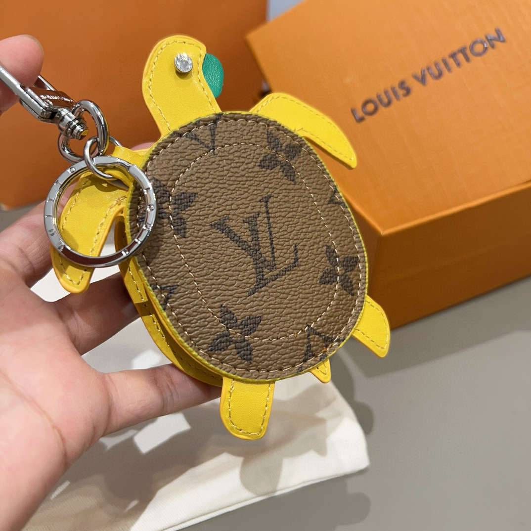  。官网新品M01471Louis Vuitton 路易威登海龟🐢乌龟包钥匙扣挂件 LV蓝牙耳机包 Tu