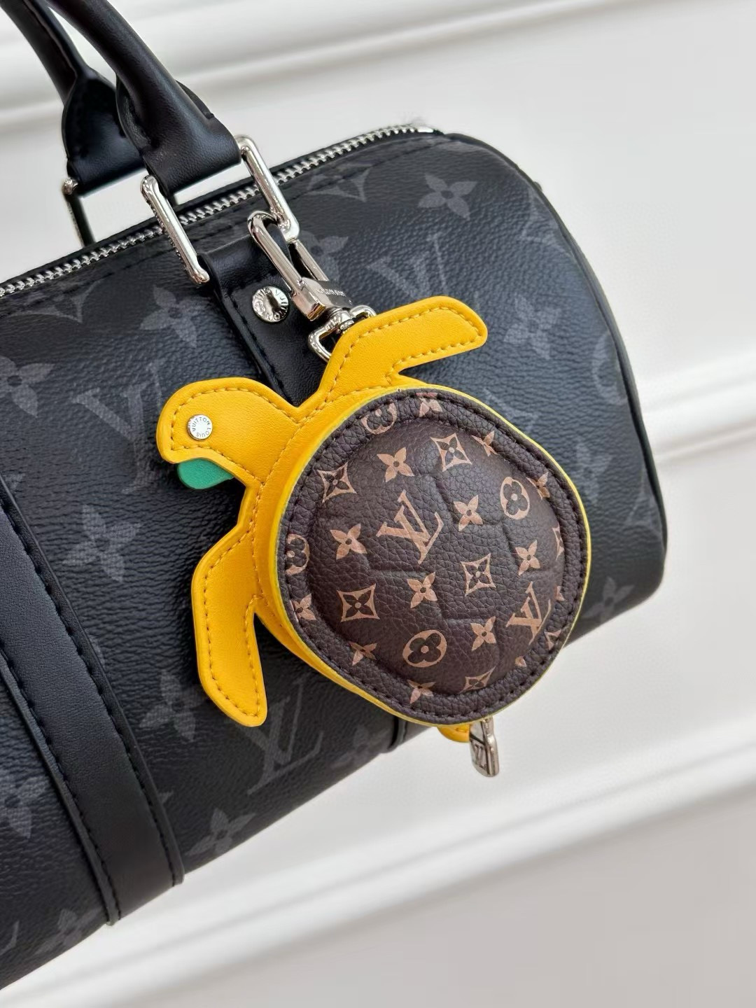  。官网新品M01471Louis Vuitton 路易威登海龟🐢乌龟包钥匙扣挂件 LV蓝牙耳机包 Tu